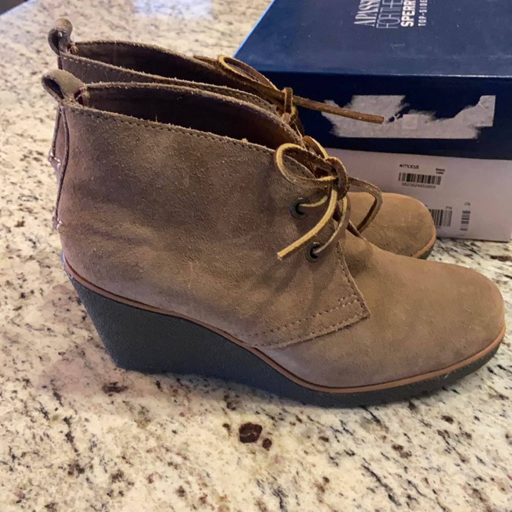 Sperry booties tan suede, NEW